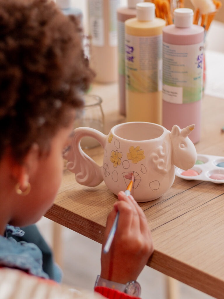 Atelier de peinture sur céramique : petite fille participant à une activité artistique à Rouen